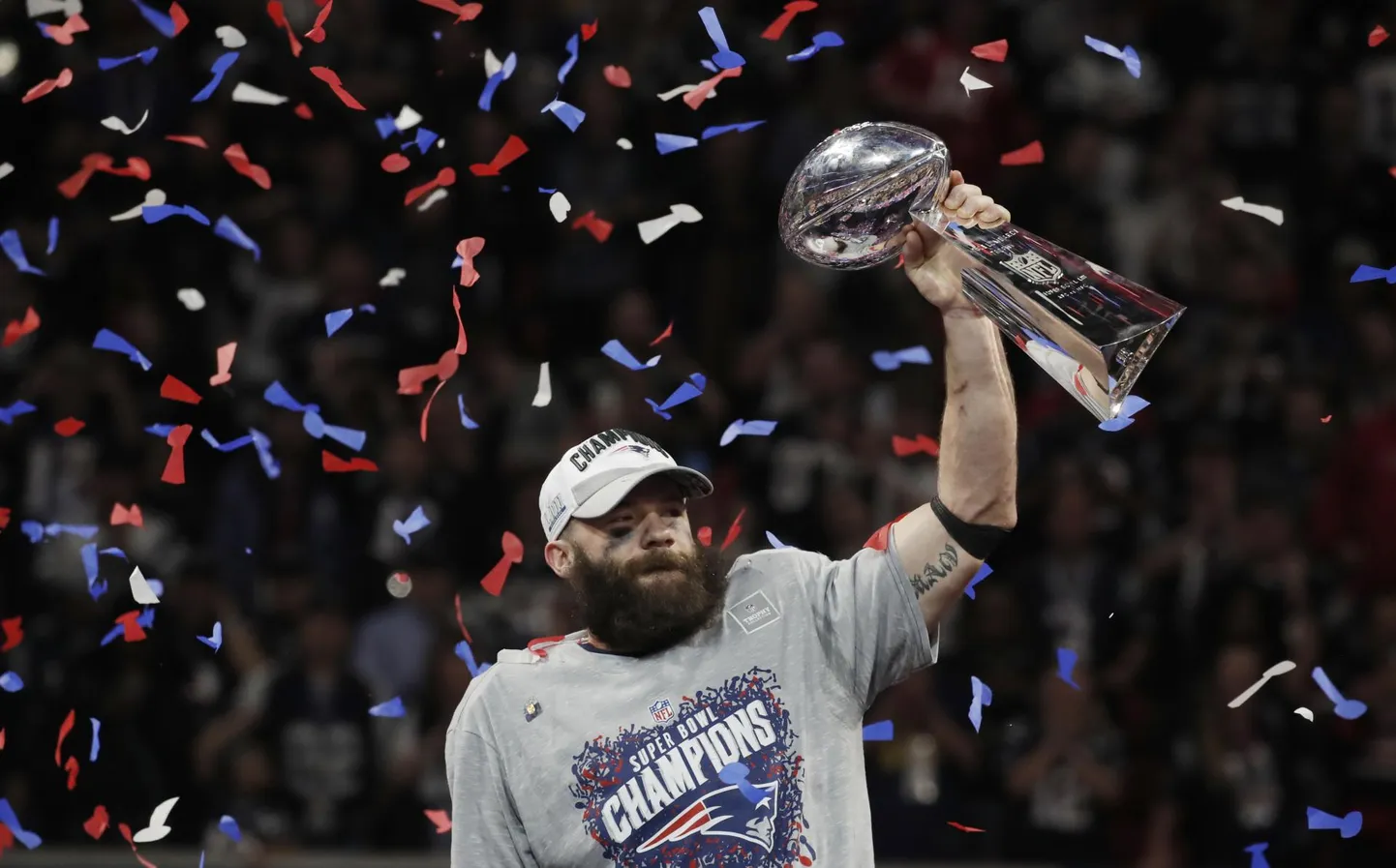 Julian Edelman Vince Lombardi nime kandva Super Bowli trofeega.