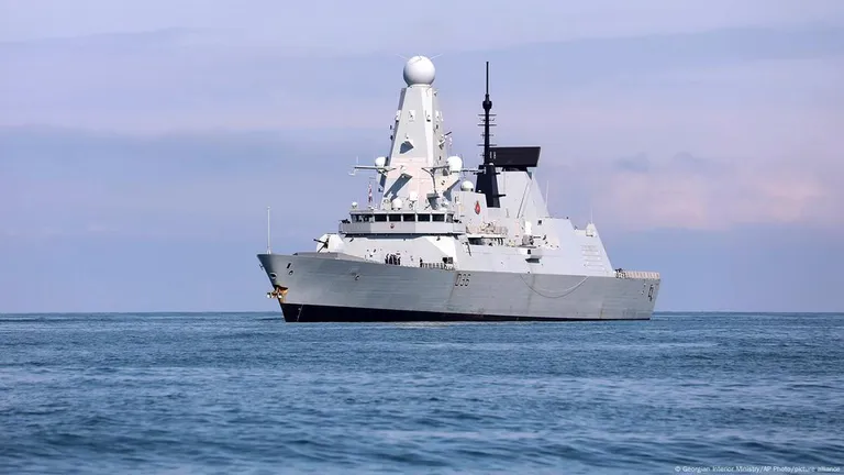Британский эсминец HMS Defender