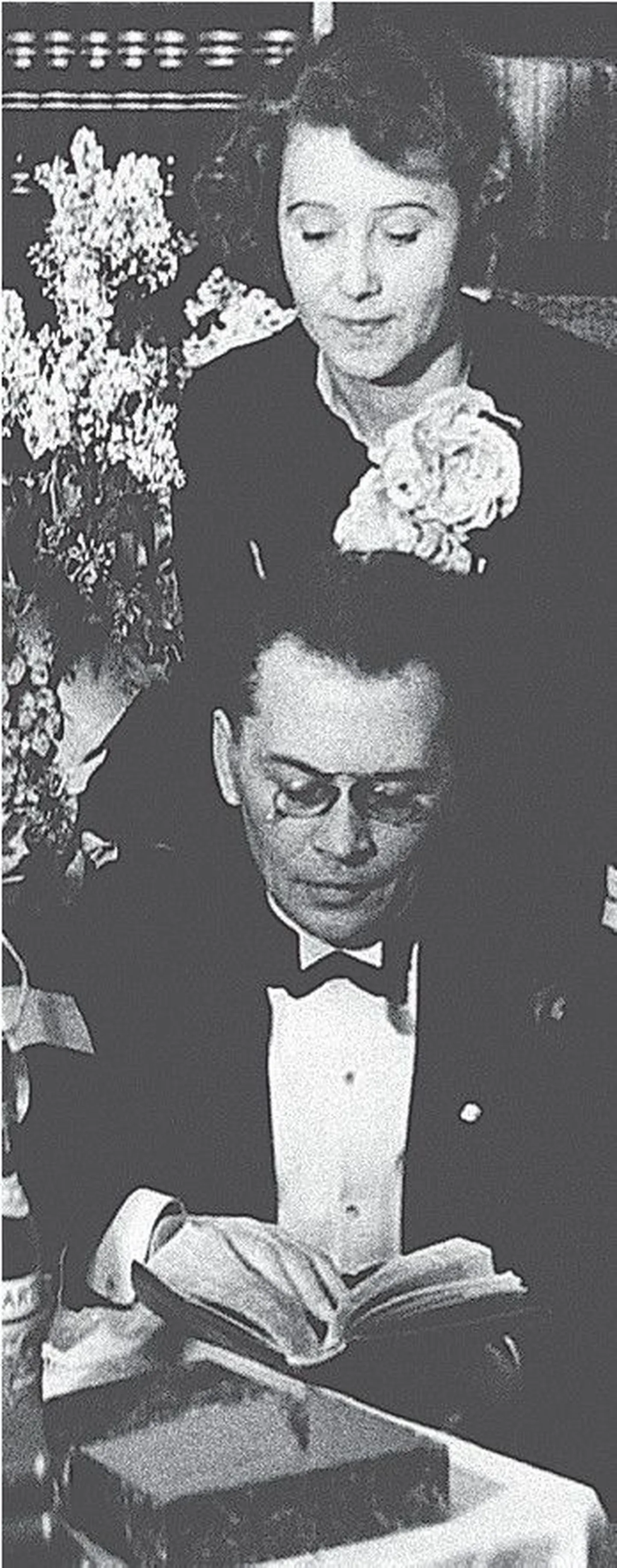 Perekond Tuglaste intelligentne idüll – Friedebert ja Elo 1936. aastal üheskoos raamatut lugemas.