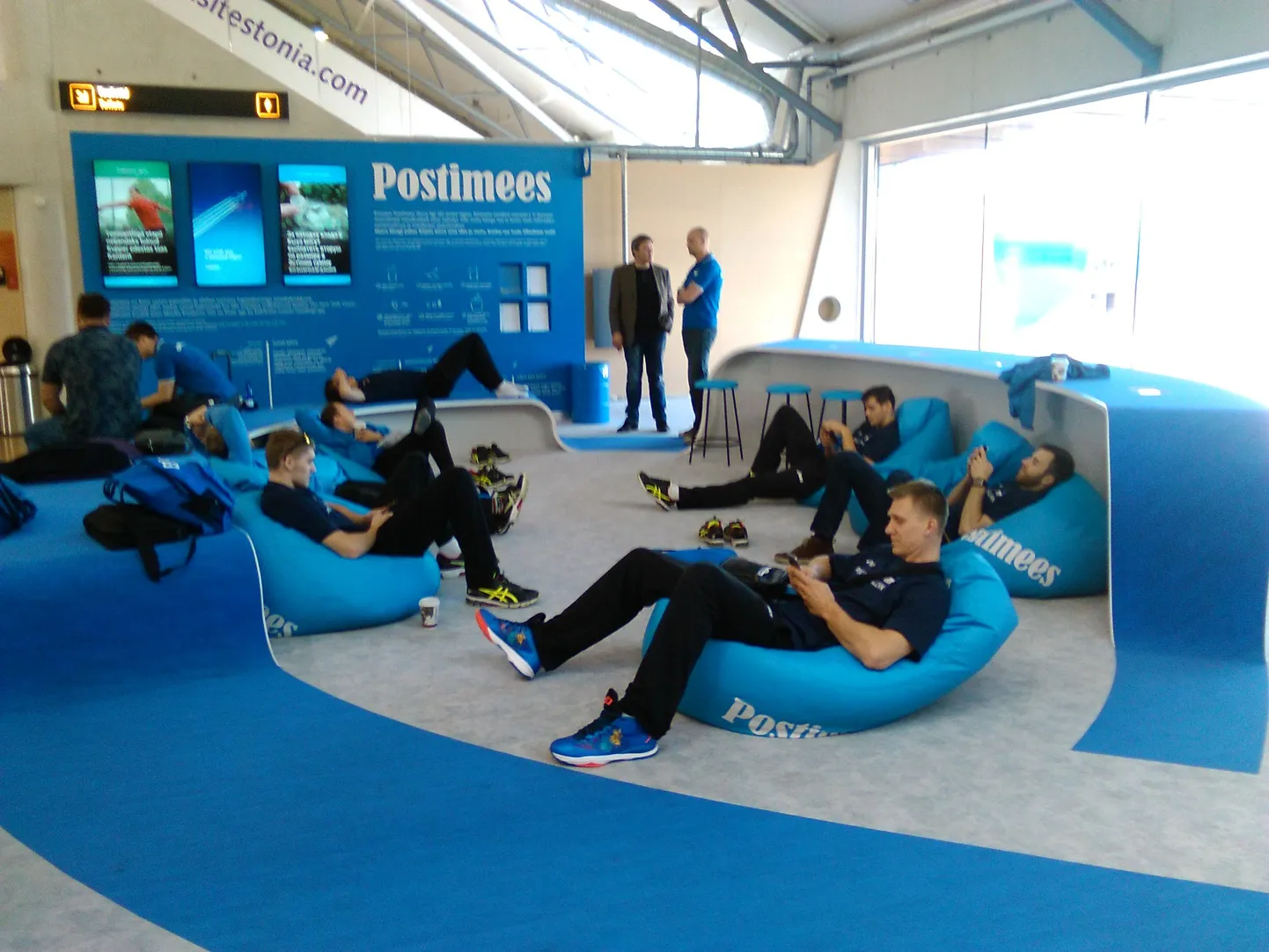 Eesti võrkpallikoondise mängijad Tallinna lennujaamas.