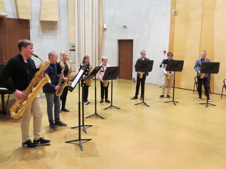 Pärnu muusikakooli saksofoniansambel kontserdil Pärnu kontserdimaja kammersaalis 7. detsembril, kui veel sai õpilastega fotosid teha.