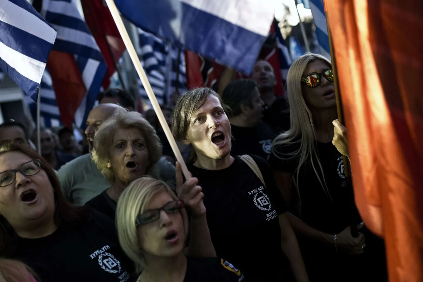 Paremäärmusliku Kuldse Koidiku toetajad eile Ateenas miitingul.