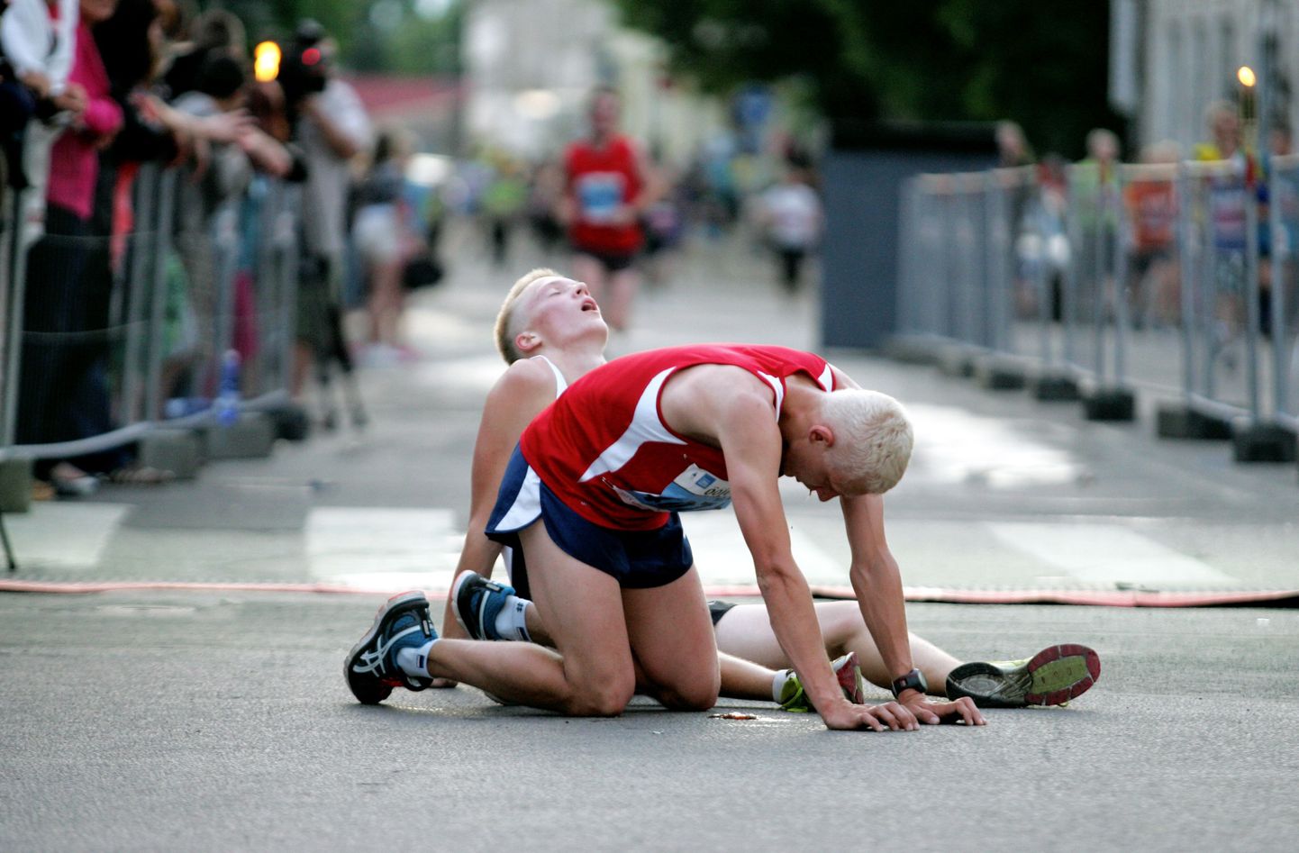 Rakveres kolmandat korda peetud Eesti ÖÖjooksu finišis, sportlased on poolmaratoni rajal endast kõik andnud.