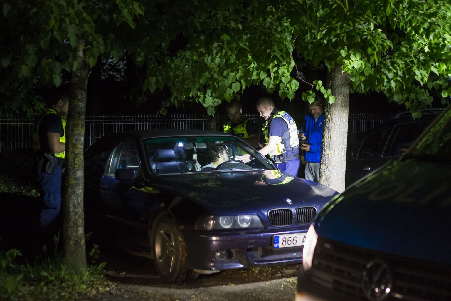 Adrenaliin Paldiskis: kahtlaselt käitunud (ja hiljem kaineks osutunud) BMW juht piirati ümber. Seda kõike filmis politseinikel järel sõitnud «Krimi» operaator.