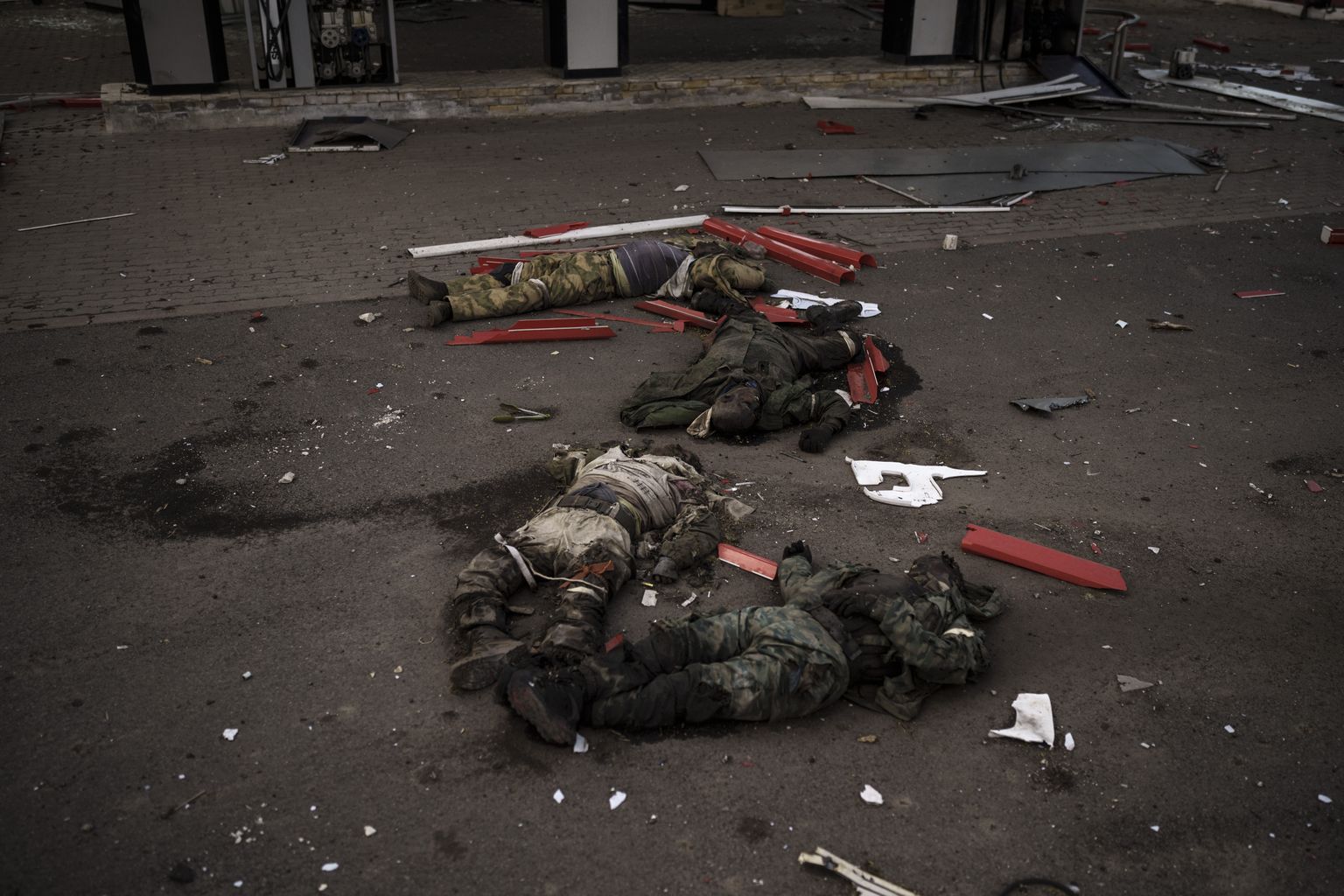 В Украине под Харьковом убитые солдаты, которых считают россиянами, расположены в форме буквы Z. Неизвестно, кто это сделал и зачем. Буква Z символизирует вторжение России в Украину.