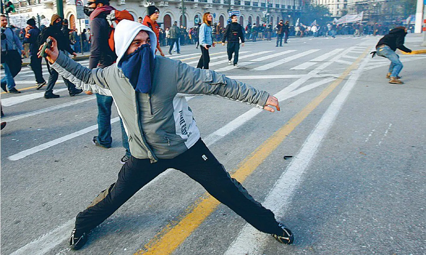 Vihased meeleavaldajad ründasid veel eilegi Ateena kesklinnas märulipolitseid.