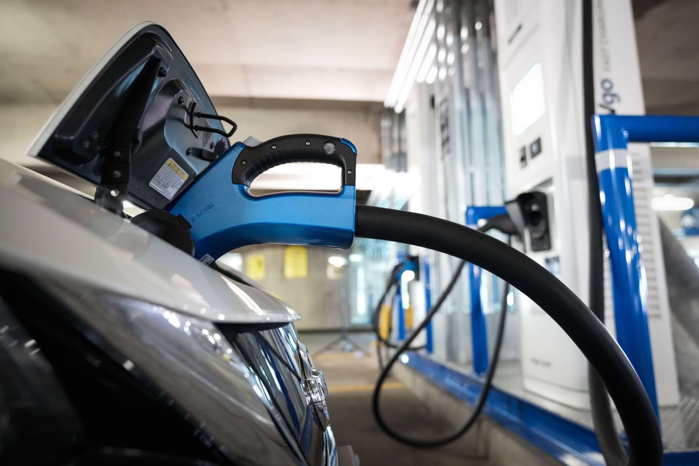 Elektriauto näidislaadimine Valge Maja kliimanõuniku Gina McCarthy ja transpordiministri Pete Buttigiegi pressikonverentsi eel Washingtonis 22. aprillil 2021.