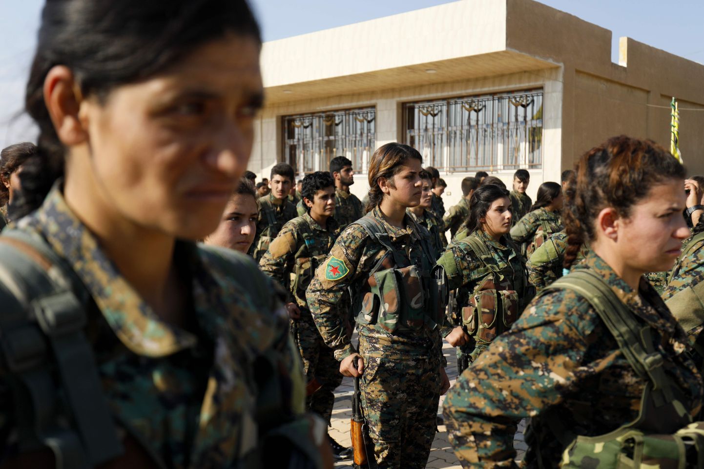 Süüria Demokraatlike Jõudude (SDF) võitlejad ISISe rünnakus tapetud relvavenna matustel Qamishlys 11. novembril.