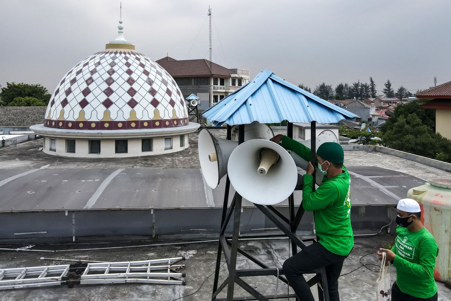 Ametnikud kontrollivad septembris Jakartas ühe mošee valjuhääldeid.