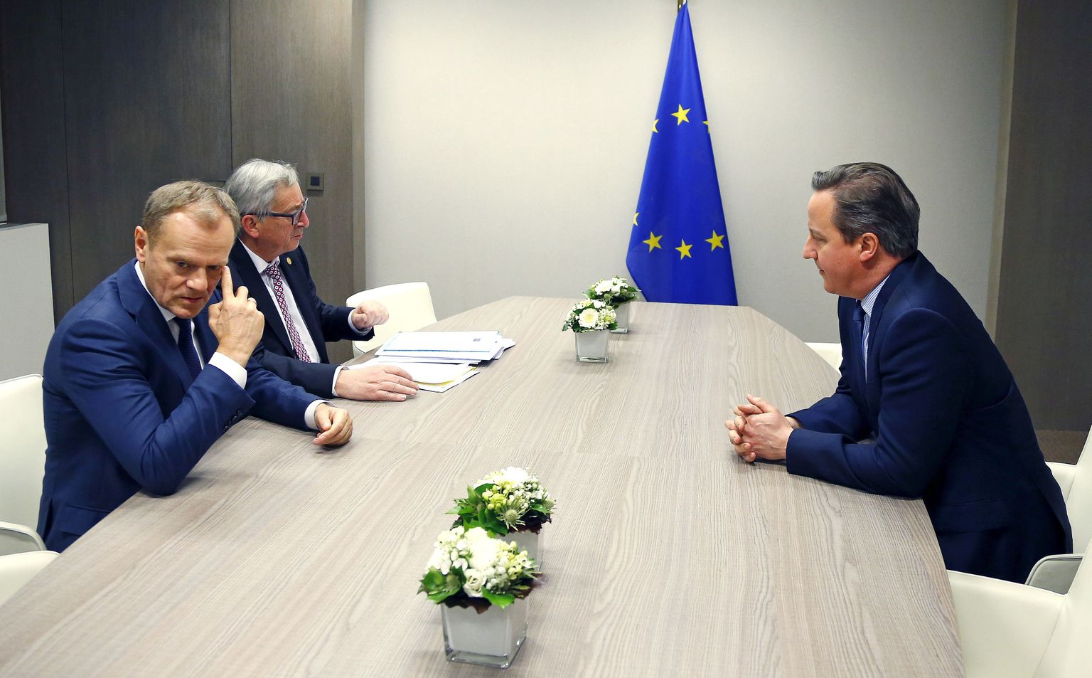 David Cameroni (paremal), Ülemkogu alalise eesistuja Donald Tuski (vasakul) ja Euroopa Komisjoni presidendi Jean Claude Junckeri kehakeel öisel kohtumisel rääkis enda eest.