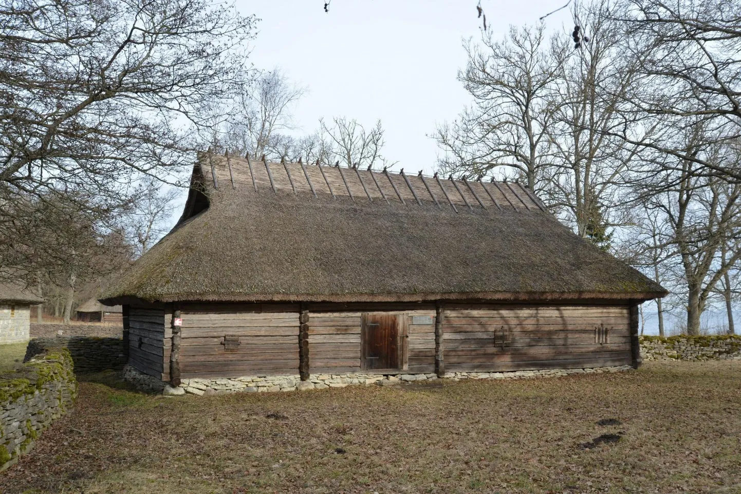 Tuiu küla vennastekoguduse palvemajal oli puust korsten. Väljast pole seda näha, sest korsten juhtis suitsu katuse alla lae peale.