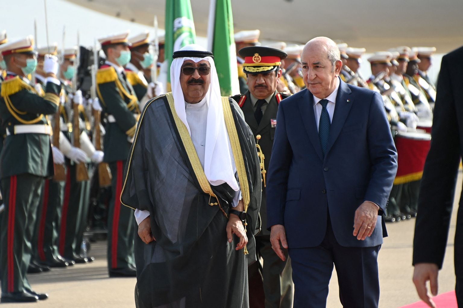 Kuveidi kroonprints Sheikh Meshal al-Ahmad al-Sabah vaatab Alžeeria presidendi Abelmadjid Tebboune'iga Alžeeriasse saabumisel üle auvalve.