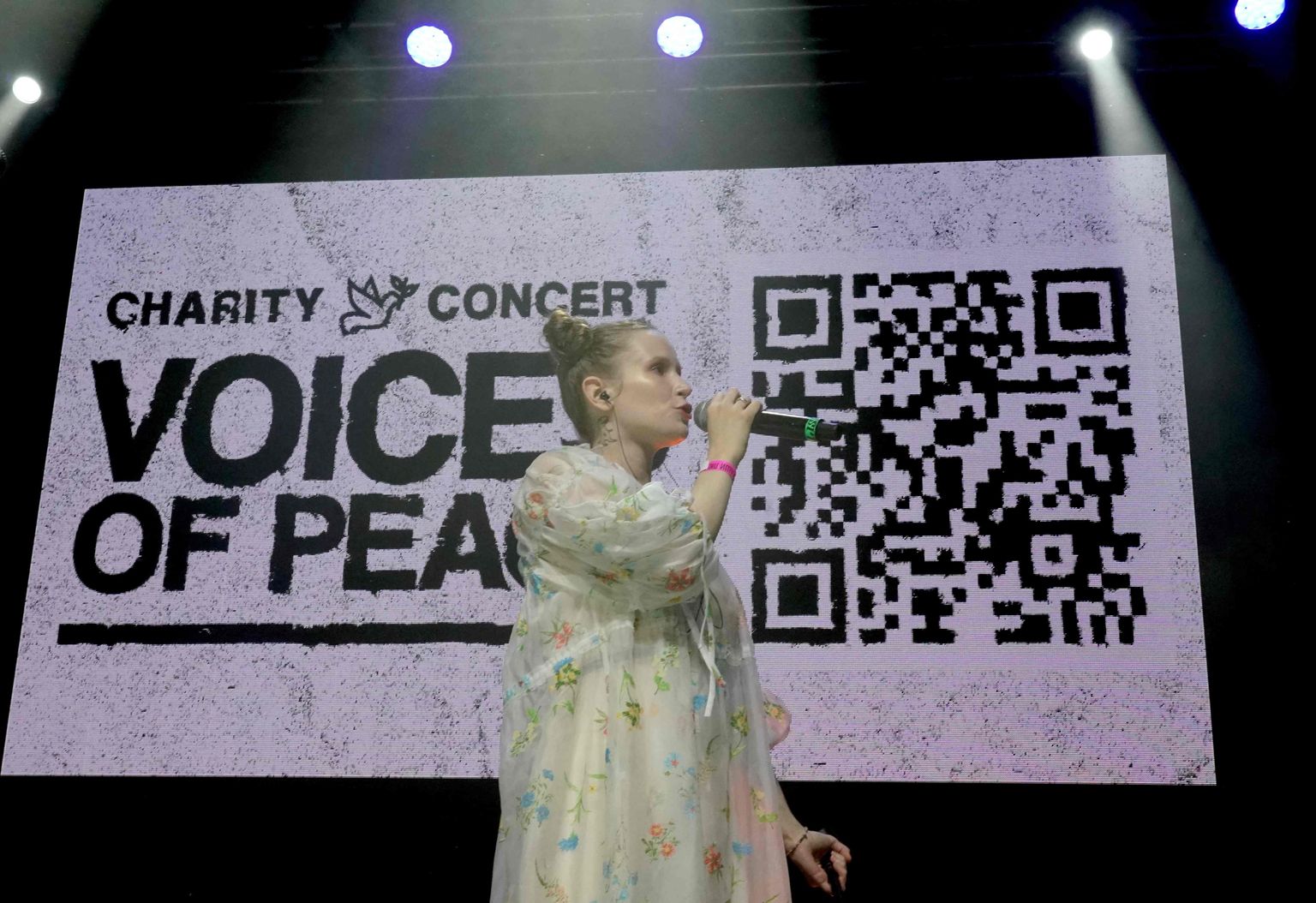 Елизавета «Монеточка» Гырдымова выступает перед более чем тысячей поклонников, в основном украинцами и белорусами, во время антивоенного благотворительного концерта в Варшаве, Польша, 21 апреля 2022 года.