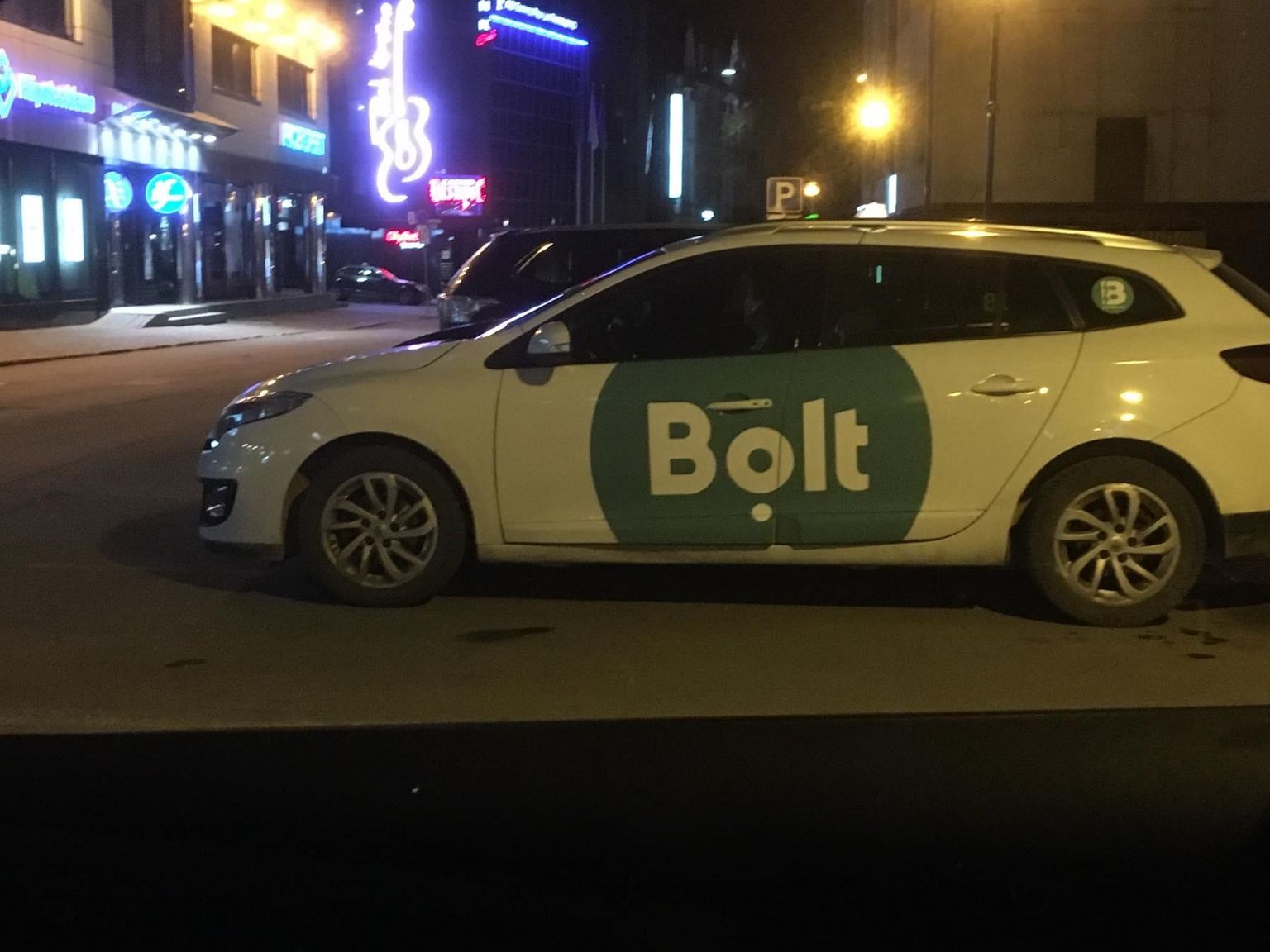 Tartus taksopeatuses kliente ootav Bolti takso – äpitaksod seda teha ei tohi.