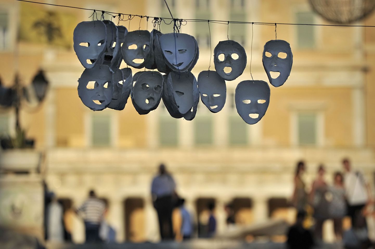 Kasinusmeetmete vastu protestijate riputatud maskid Kreeka pealinnas Ateenas.