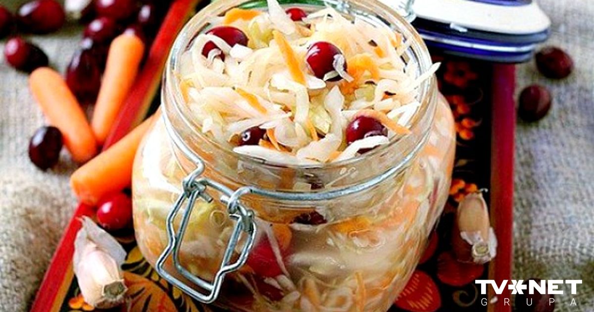 Квашеная капуста с клюквой и тмином