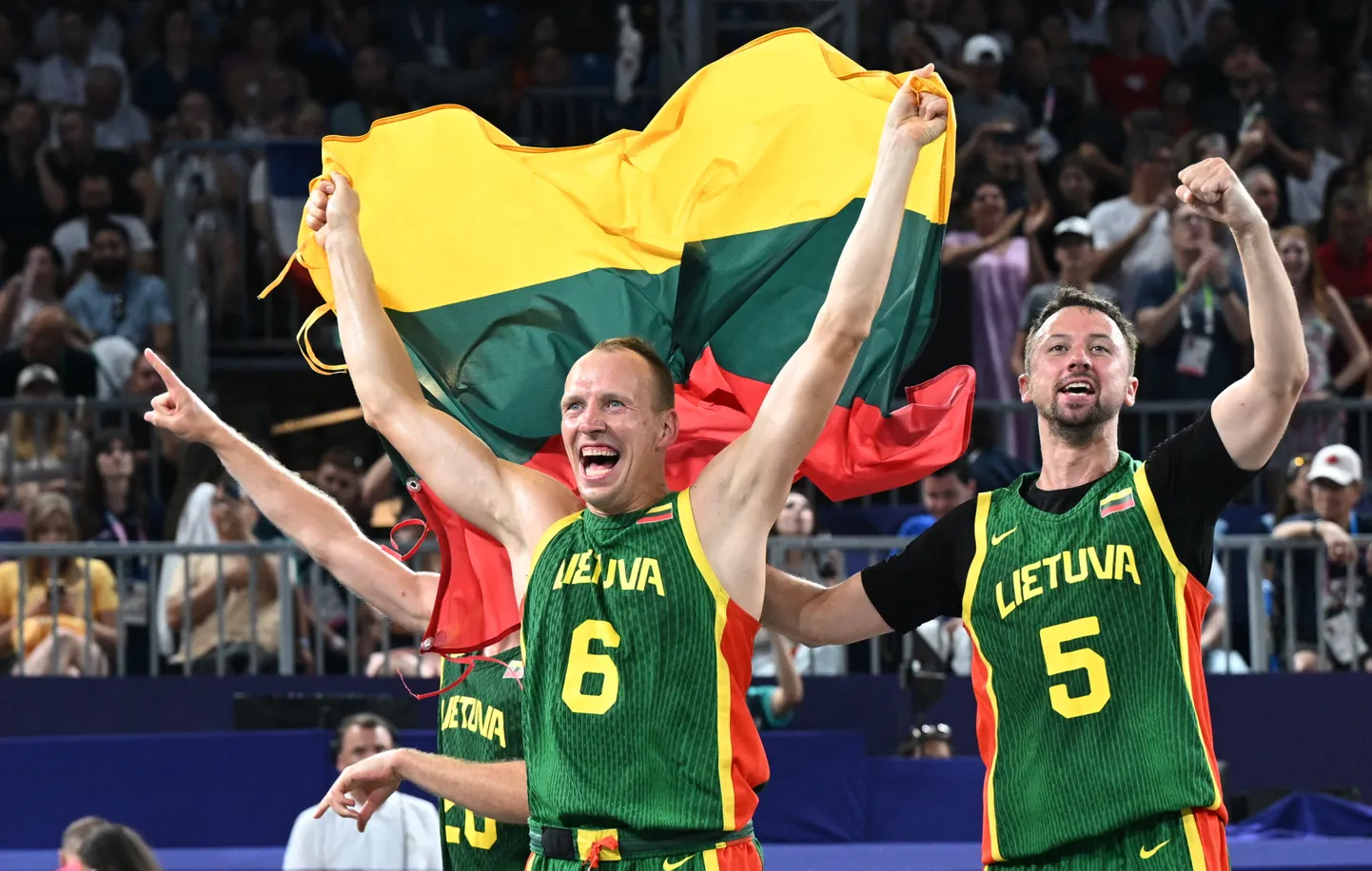 Pariisi 2024. aasta suveolümpialt pronksmedalid võitnud Leedu 3x3 korvpallimeeskond rõõmustab täna taas, kui nende kodune Vilniuse lennujaam saab ametlikult uue reisijate terminali.