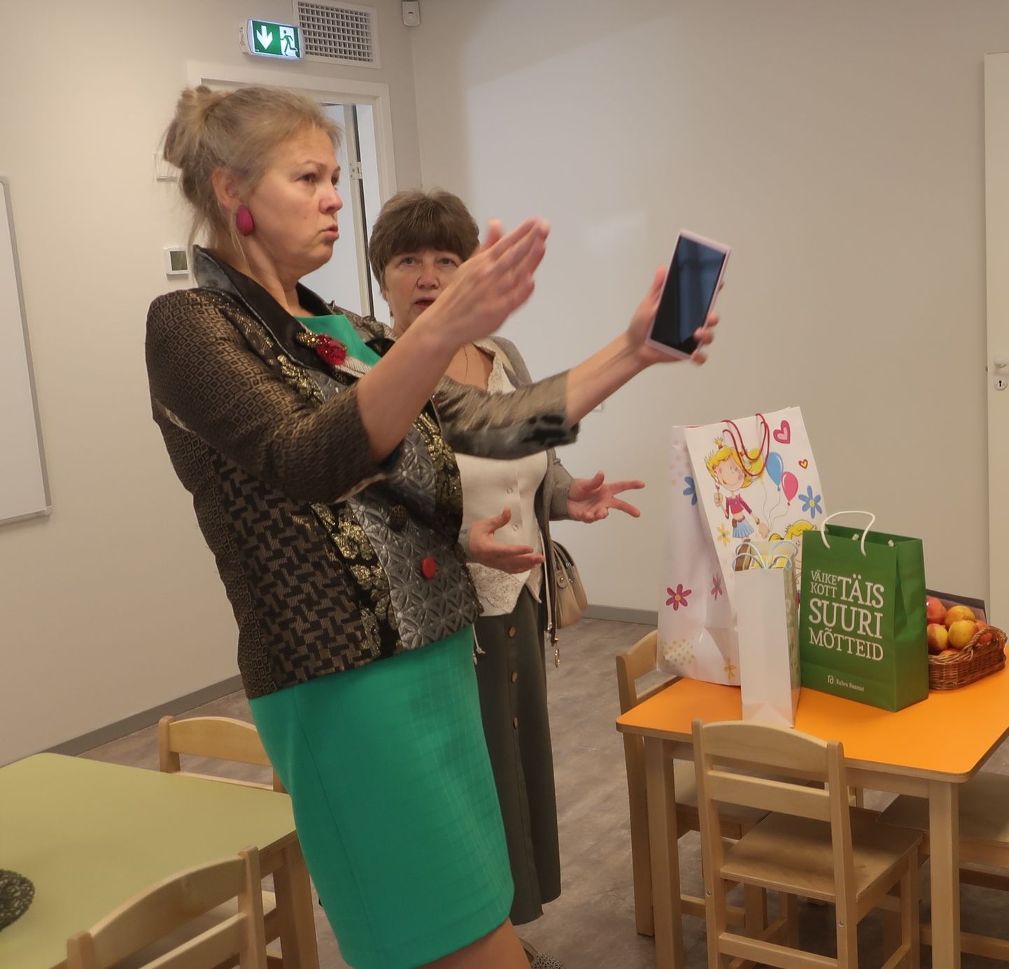 Inge Tamm (vasakul) ja Rita Punning kohtusid kolleegidena ka läinud sügisel, mil avati Saverna lasteaia uued rühmaruumid.