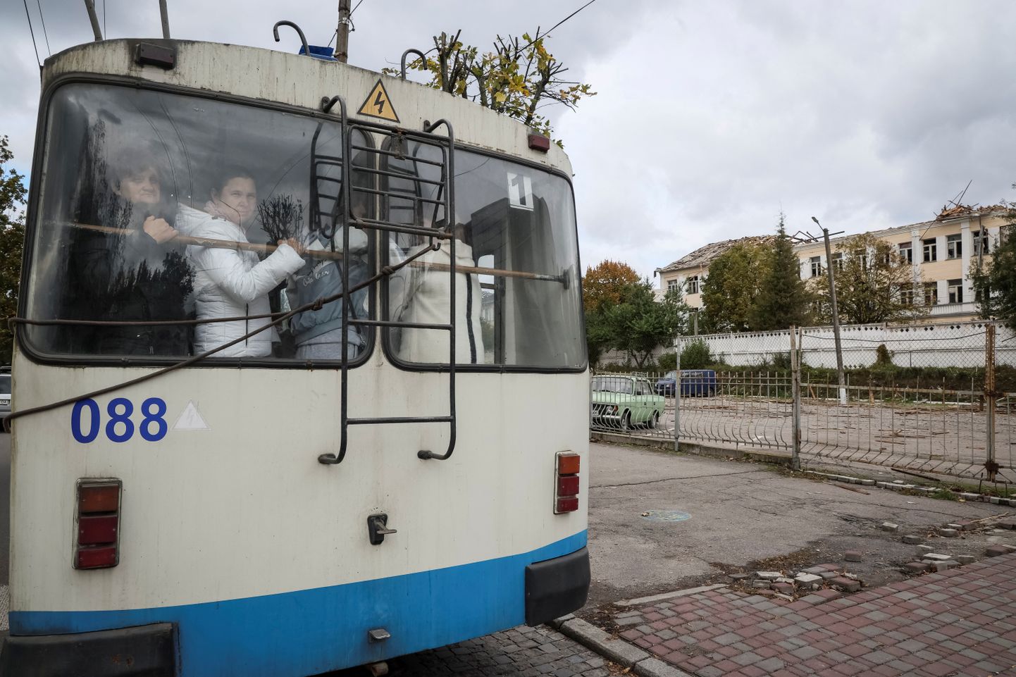 Kohalikud elanikud trollis Kiievi oblastis Bila Tserkvas 5. oktoobril.
