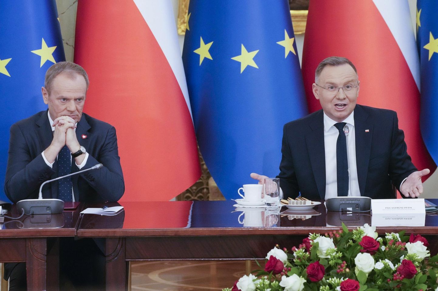 Poola peaminister Donald Tusk (vasakul) ja president Andrzej Duda 12. veebruaril toimunud valitsuskabineti ja presidendi ühiskohtumise järel Varssavis. FOTO: Czarek Sokolowski/AP/SCANPIX
