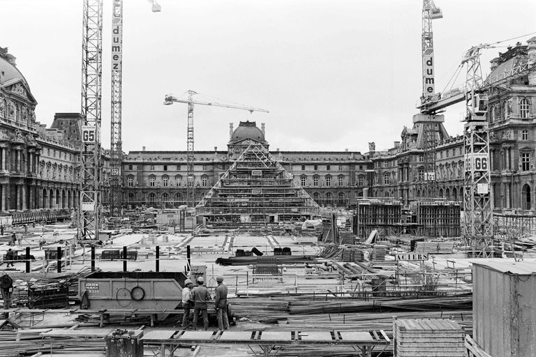 Louvre'i klaaspüramiidi ehitamine. Foto on tehtud 7. augustil 1987