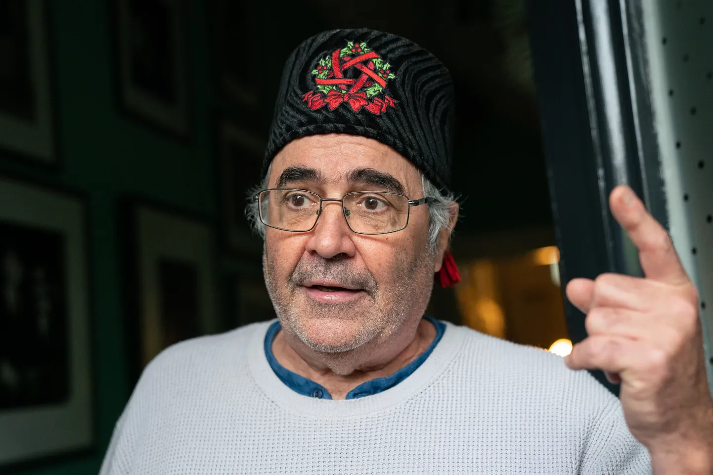 Danny Baker rääkimas pärast vallandamist oma kodu ees.