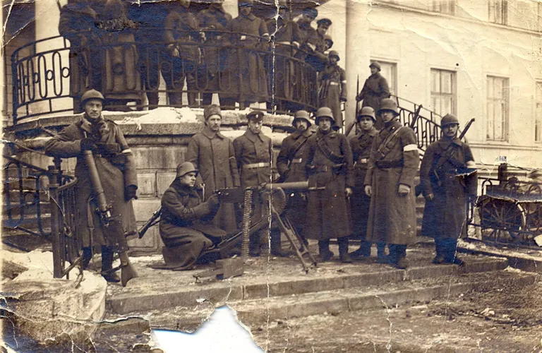 Первые числа марта 1919, на снимке - Первый отдельный латышский батальон во главе с командиром Оскаром Калпаком