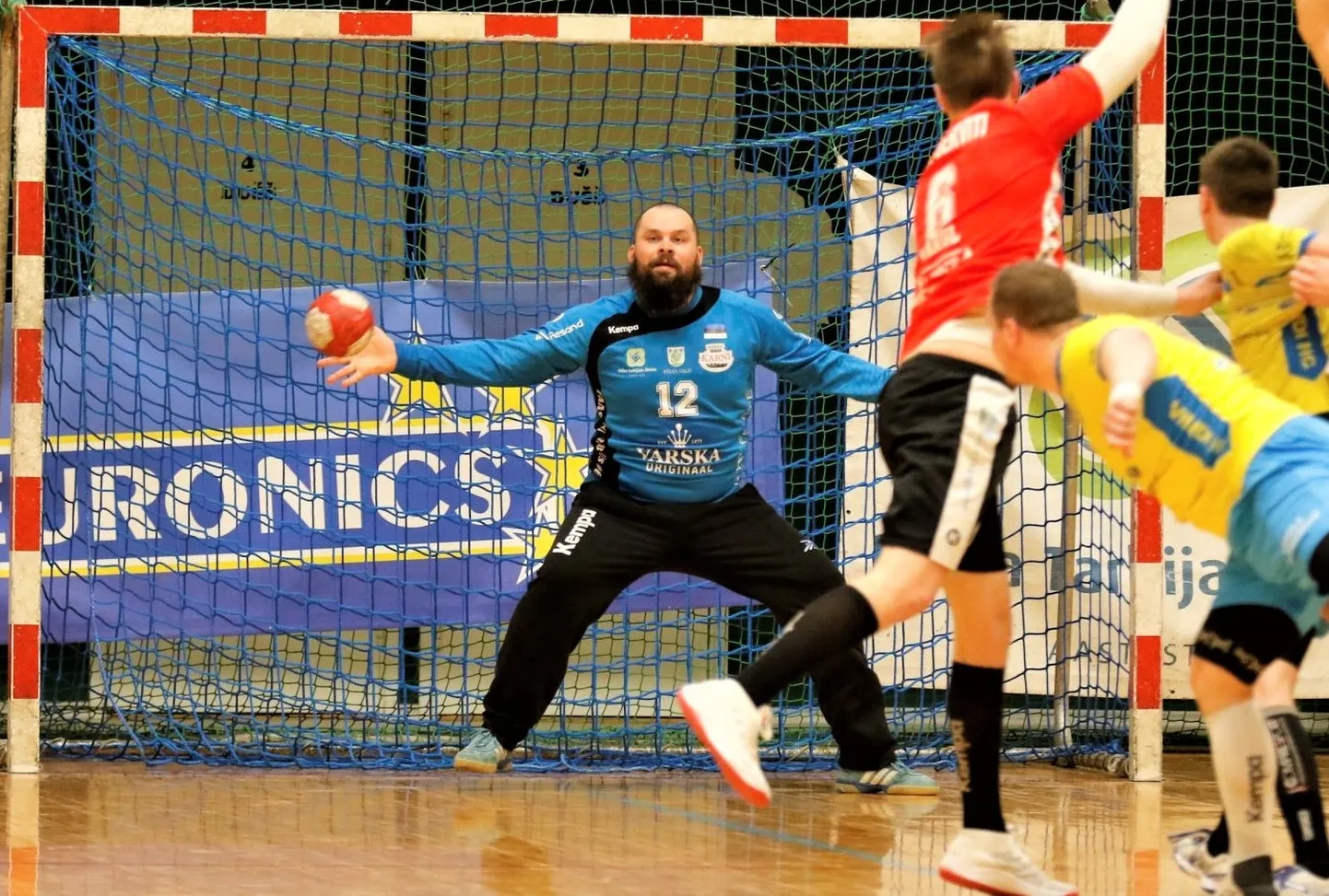 Serviti väravavaht Eston Varusk pakkus korduskohtumises publikule imelisi tõrjeid