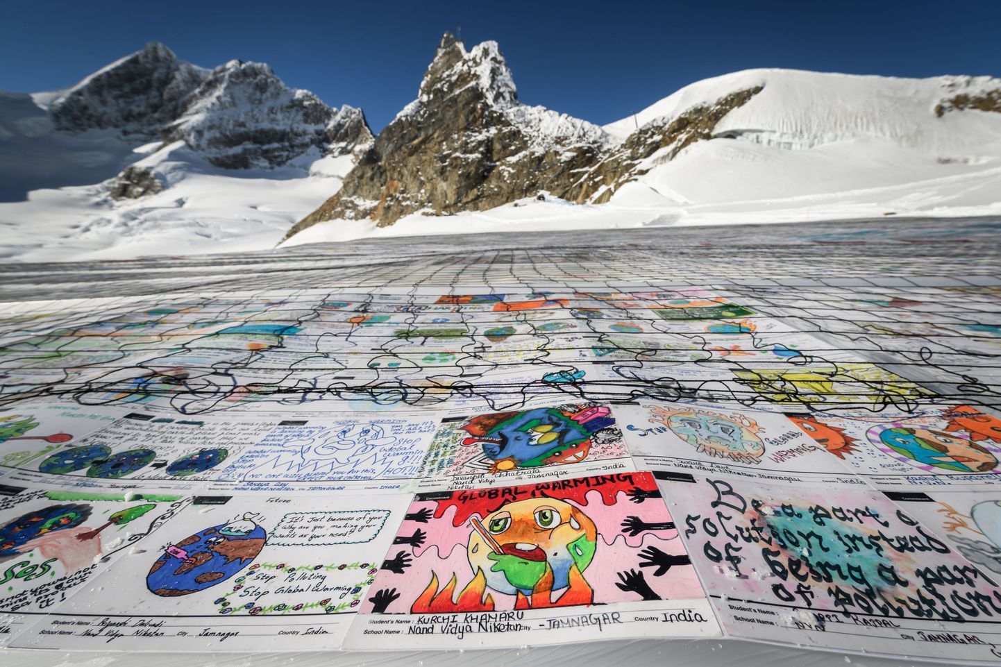 125 000 joonistusest koosnev postkaart Aletschi liustikul 3400 meetri kõrgusel Šveitsi Alpides.