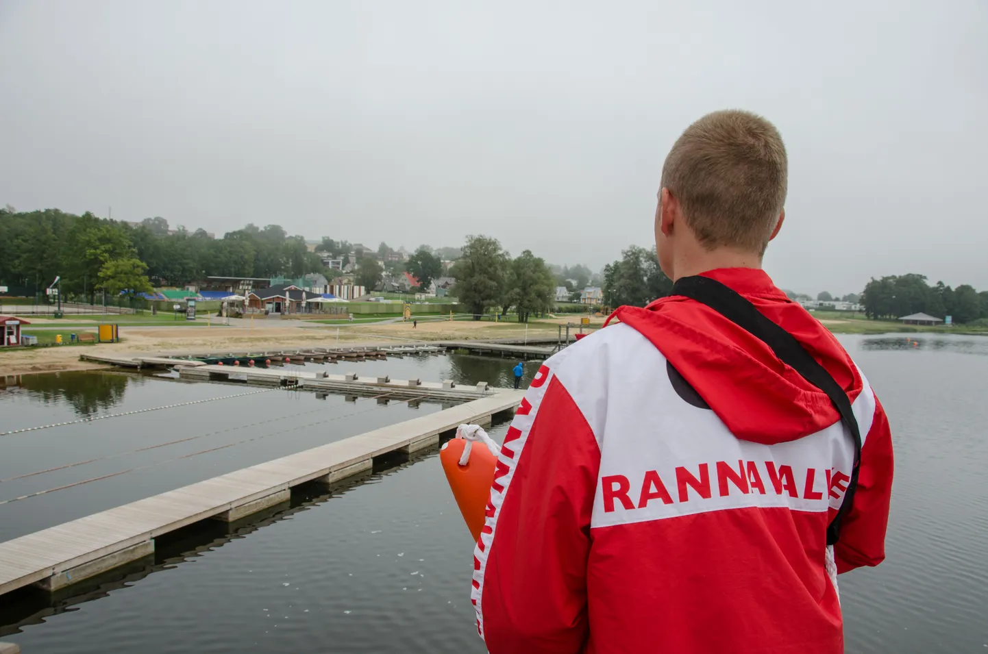G4S rannavalvur eelmise suve rannahooaja viimasel päeval, 31. augustil Viljandi järve ääres.