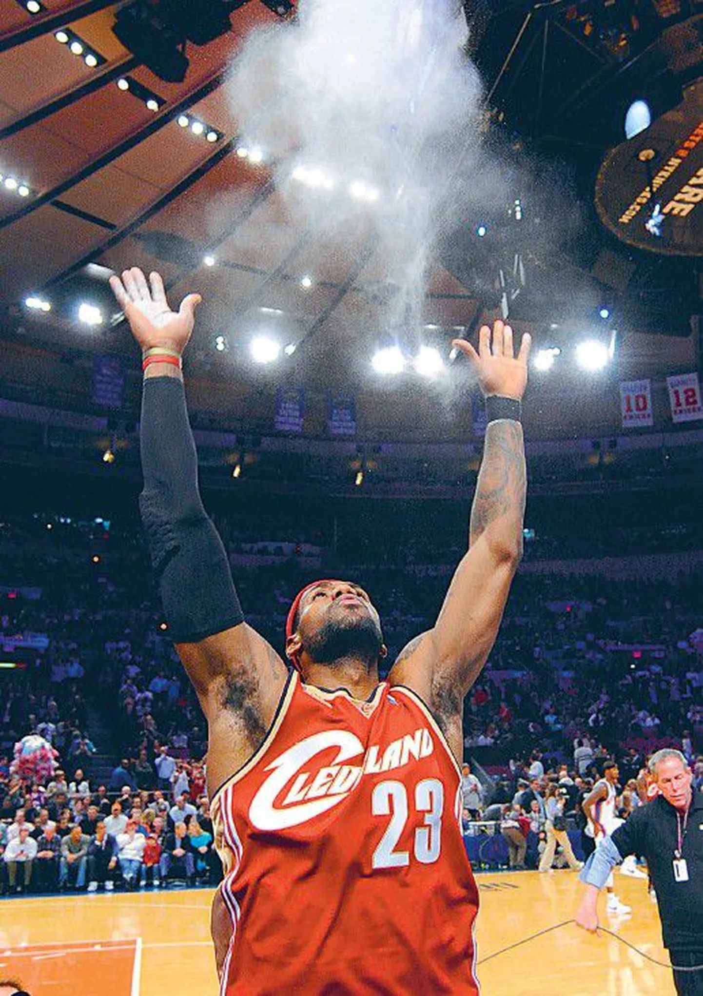 Годами болельщики Cleveland Cavaliers наблюдали, как перед началом игры Джеймс подбрасывал в воздух горстку талька. После его ухода клуб стал слабейшим в лиге.