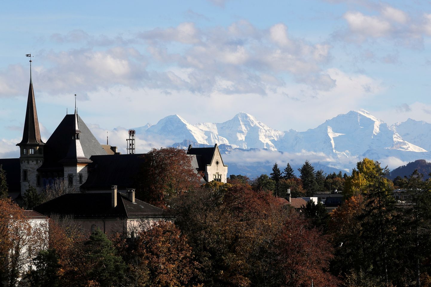 Bernist vaade Šveitsi Alpidele, taamal tipud Eiger, Mönch ja Jungfrau.