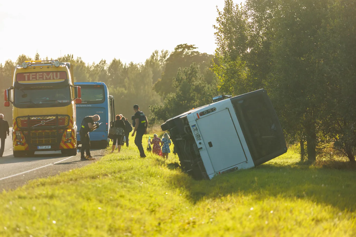 Liiklusõnnetus Valgamaal Ala küla lähistel. Läti numbrimärkidega buss sõitis lauges kurvis teelt välja ning paiskus külili.