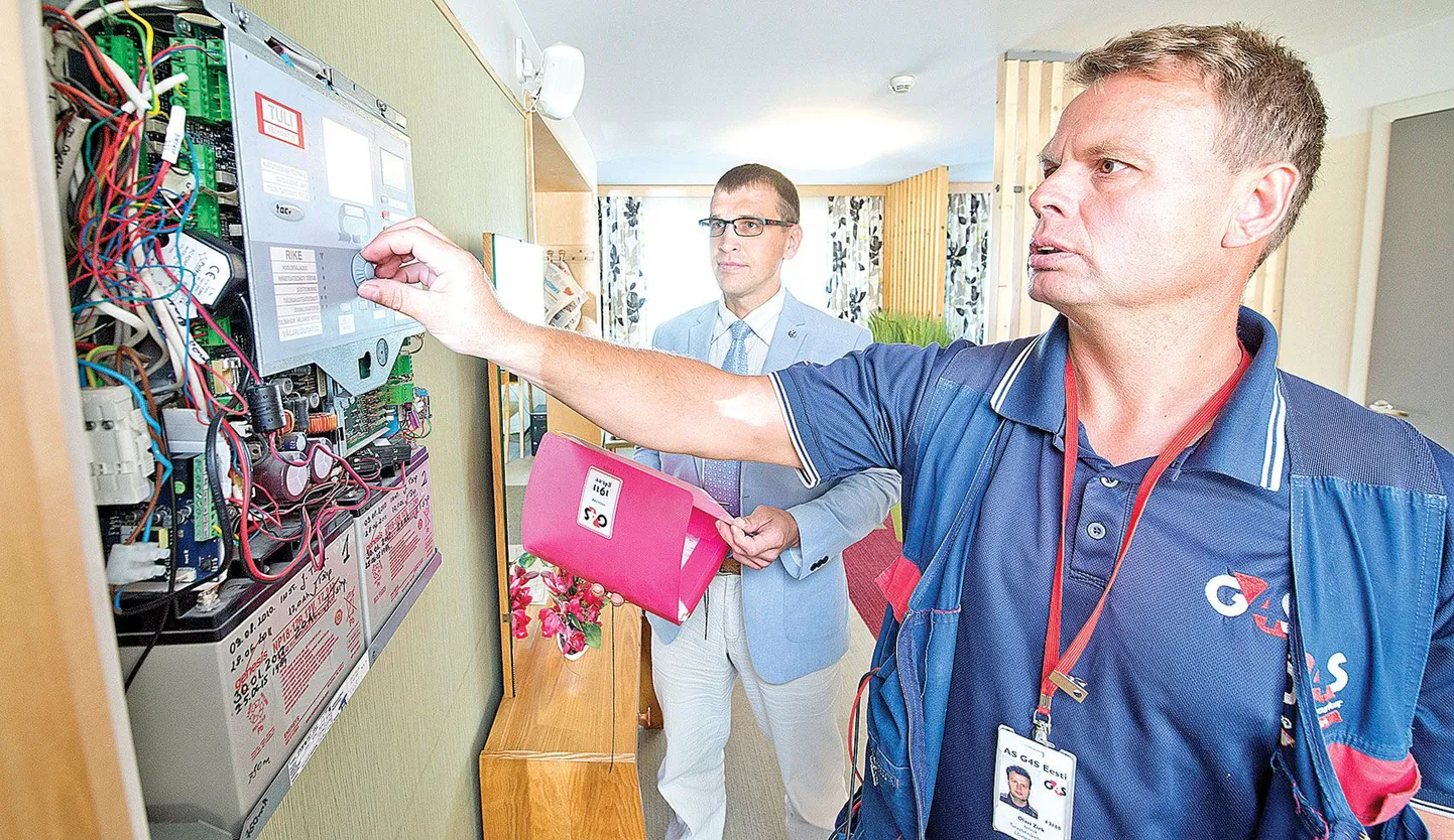Turvafirma G4S turvasüsteemide hooldustehnik Olavi Zirk (esiplaanil) on suurest huvist elektroonika vastu end ise harinud ning sai G4Si tööle asudes väljaõppe kohapeal. Firma Lõuna piirkonna turvatehnikaosakonna juhataja Janek Vana aitas Tartu kutsehariduskeskusel luua aga turvasüsteemide tehniku eriala õppekava, et selle ala spetsialistid saaksid alates sügisest hariduse kutsekoolist.