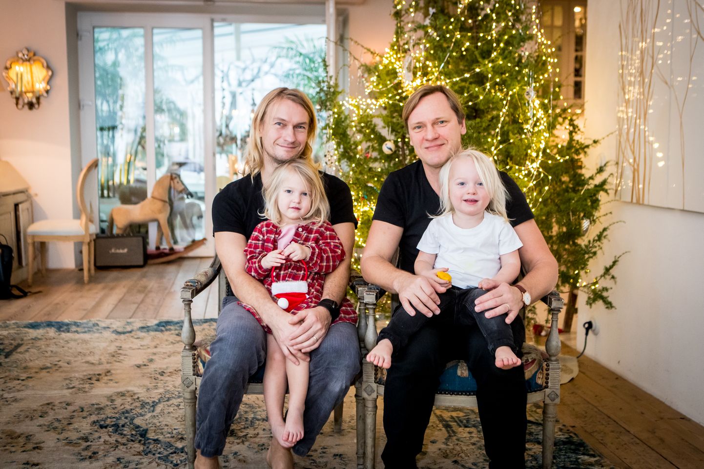 Mart Haber ja Taivo Piller koos laste Hilda ja Hubertiga oma Muhumaa kodus.