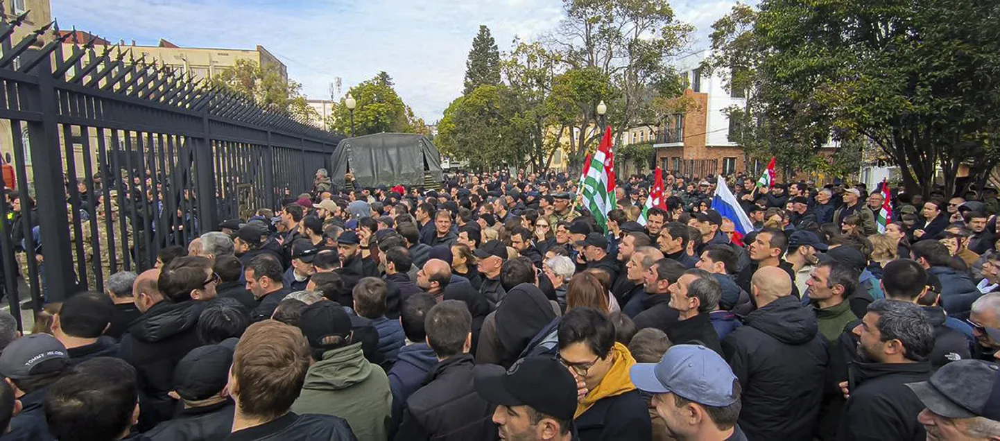 Protestijad Abhaasia parlamendihoone juures Suhhumis 15. novembril 2015.