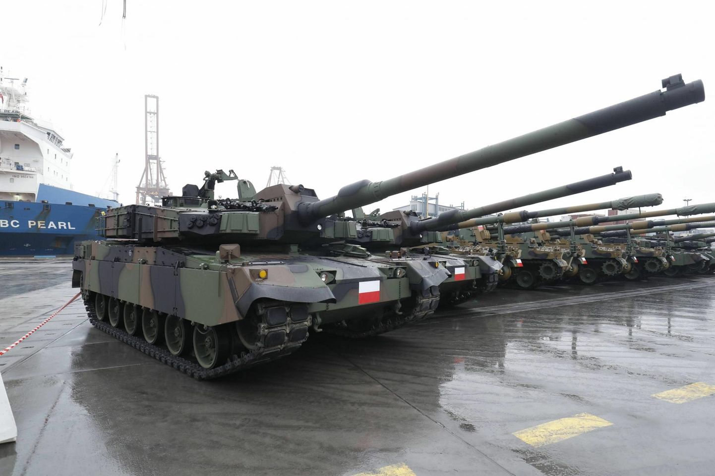 Viimase viie aasta tõusev täht maailma relvaäris on olnud Lõuna-Korea. Poola võttis 6. detsembril Gdynia sadamas vastu suure laadungi nende toodetud K2 tanke (pildil) ja K9 liikursuurtükke. Viimaseid on korealastelt soetanud ka Eesti. 