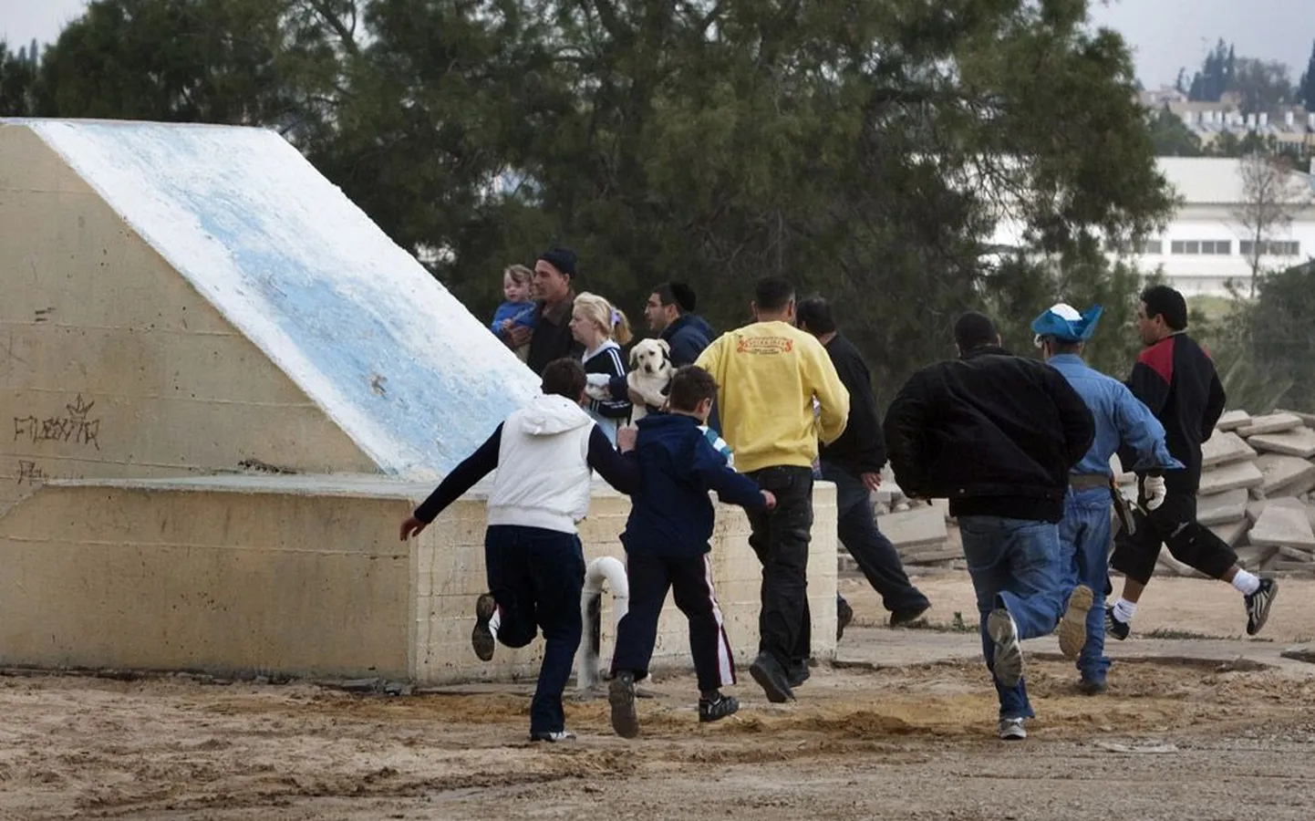 Iisraeli linnades valitseb raketirünnakute tõttu häireolukord. Pildil jooksevad raketi eest varjendisse Beer Shevi elanikud.