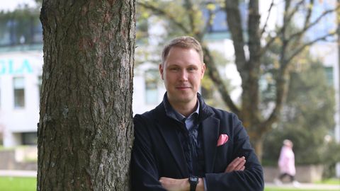 RAIMOND KALJULAID ⟩ Karise sõnade peale võib haavuda, aga kohati on ka riigikogu väliskomisjon juhatanud välisministrit  nagu eksinud seenelist