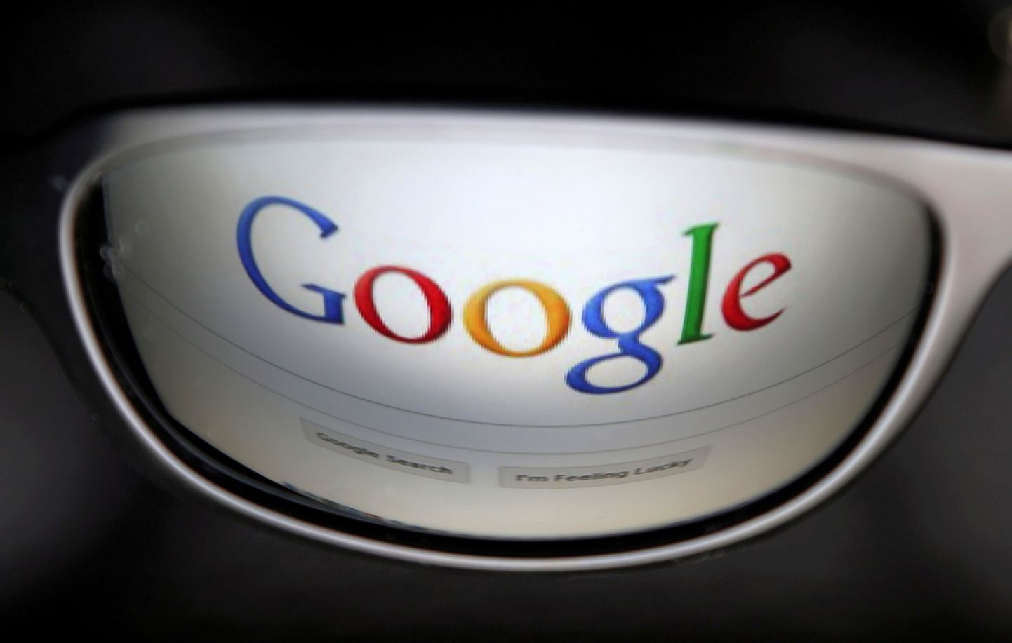 Google'i logo peegeldus päikeseprilli klaasil.