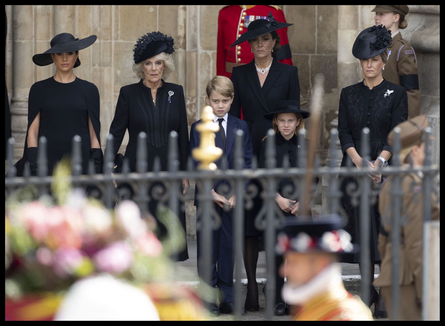 19 сентября 2022 года. Лондон, Великобритания. Меган Маркл, королева-консорт Камилла, принц Джордж, Кейт Миддлтон, принцесса Шарлотта и графиня Уэссекская Софи.