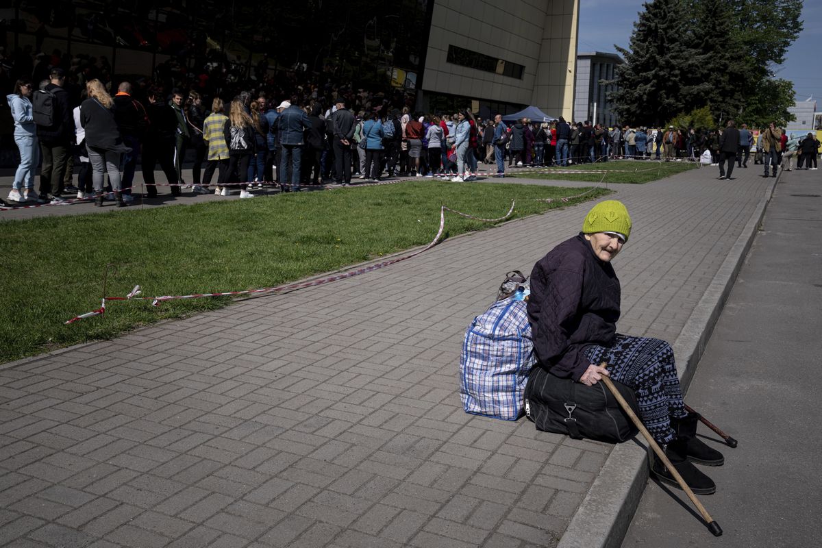 Vuhledarist pärit 93-aastane Jekaterina Didenko ootab oma tütart, kes seisab koos teiste inimestega järjekorras abikeskuses Zaporižžjas.
