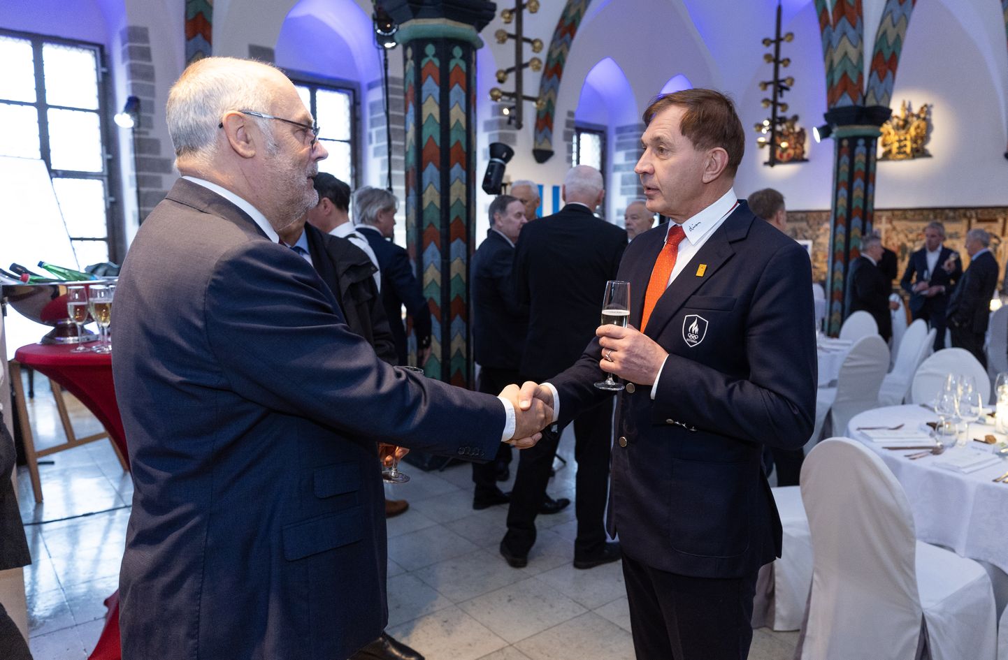 Eesti Olümpiakomitee 100. aastapäeval õnnitleb EOK presidenti Urmas Sõõrumaad (paremal) Eesti Vabariigi president Alar Karis.