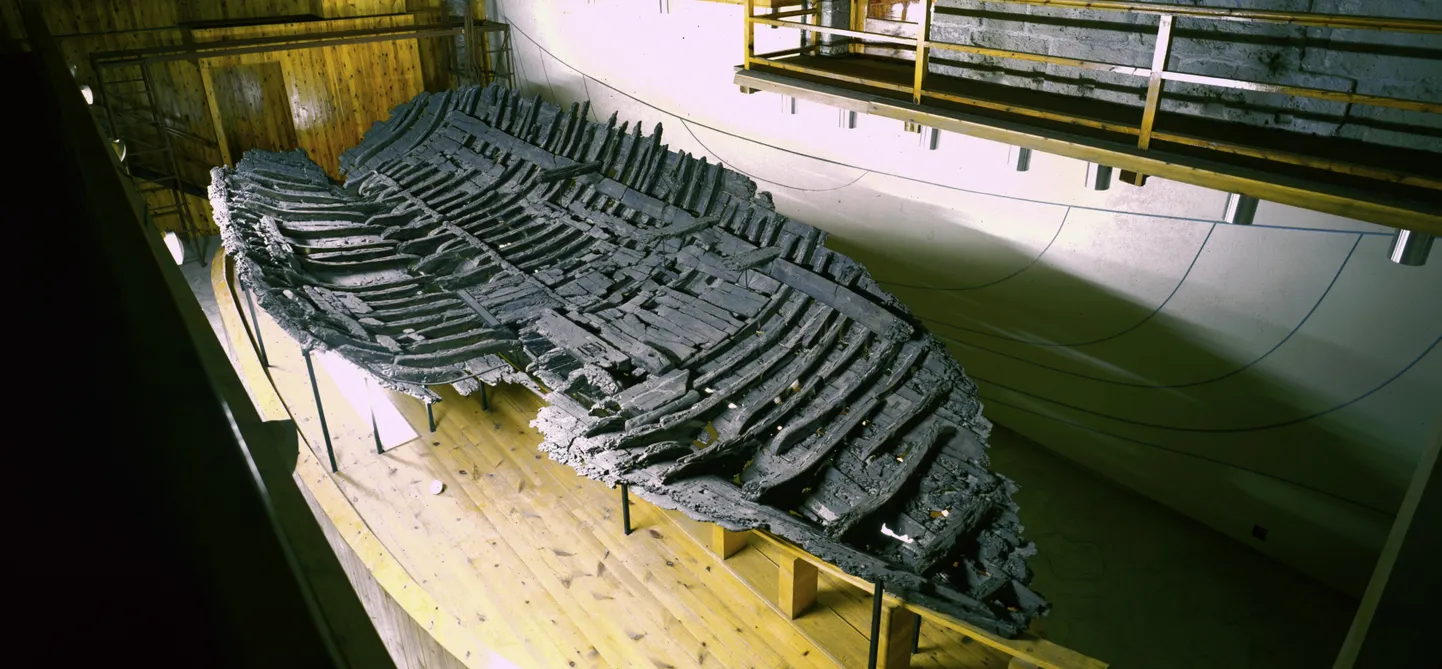Kreeka kaubalaeva fragment (4. sajand e.m.a.), mis asub Küprose põhjaosas Kyrenia sadama merendusmuuseumis. Merepõhjast välja toodud 1967. aastal Kyrenia lähistelt.