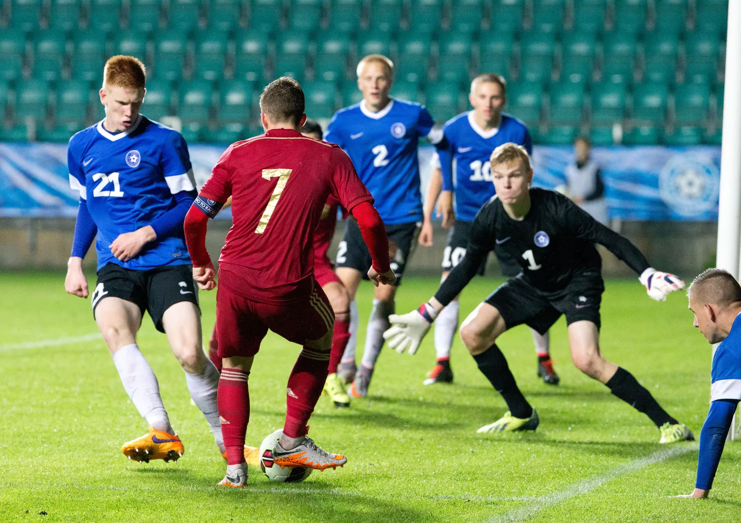 Eesti (sinises) U21 jalgpallikoondis kaotas EM-valikmängus Hispaaniale.