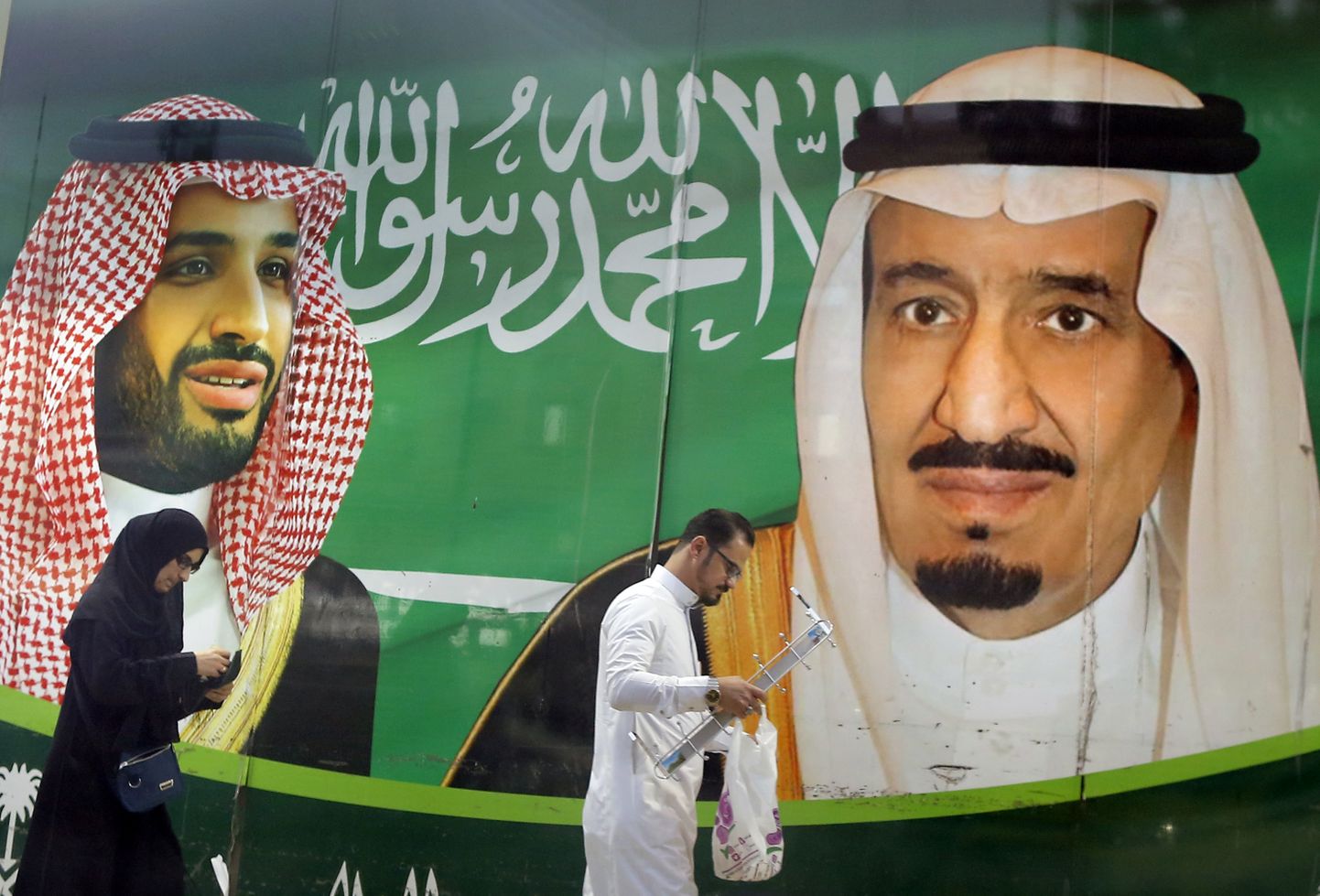 Pilt Saudi Araabia kuningast Salmanist (paremal) ja kroonprintsist Mohammed bin Salmanist Jiddah' linnas 7. märts 2020.