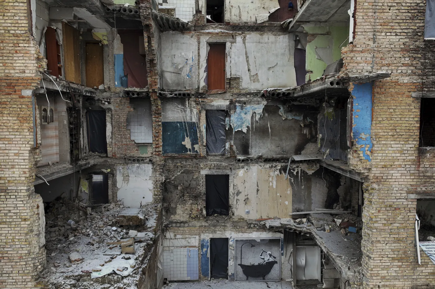 Purustatud elamu Kiievi lähedal, millele jättis oma ukrainlastele toetust avaldava jälje Banksy, 22. veebruaril 2023. a.