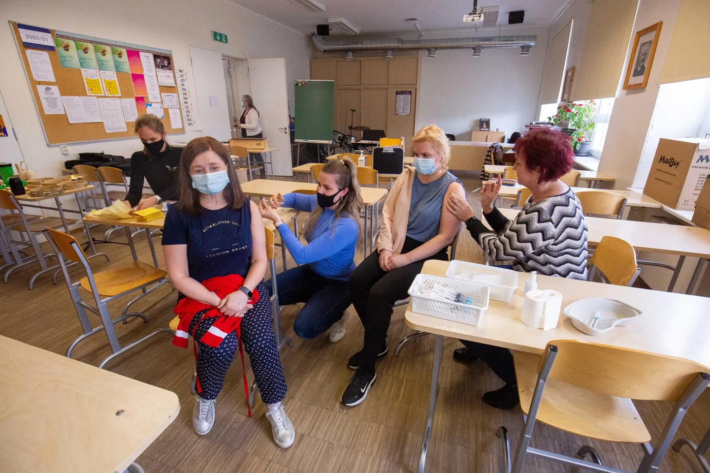 Paide Hammerbecki põhikooli õpetajad Riina Õun (vasakul) ja Pirjo Aer (paremal) olid nagu teised Järvamaa koolide õpetajad varakevadel osa vaktsineerimise eduloost. Neid süstisid siis pereõed Merit Vaarma (vasakul) ja Ülle Tilga. Nüüd on hakanud vaktsiini toime nõrgenema ja õpetajad on oodatud kolmandat doosi saama.