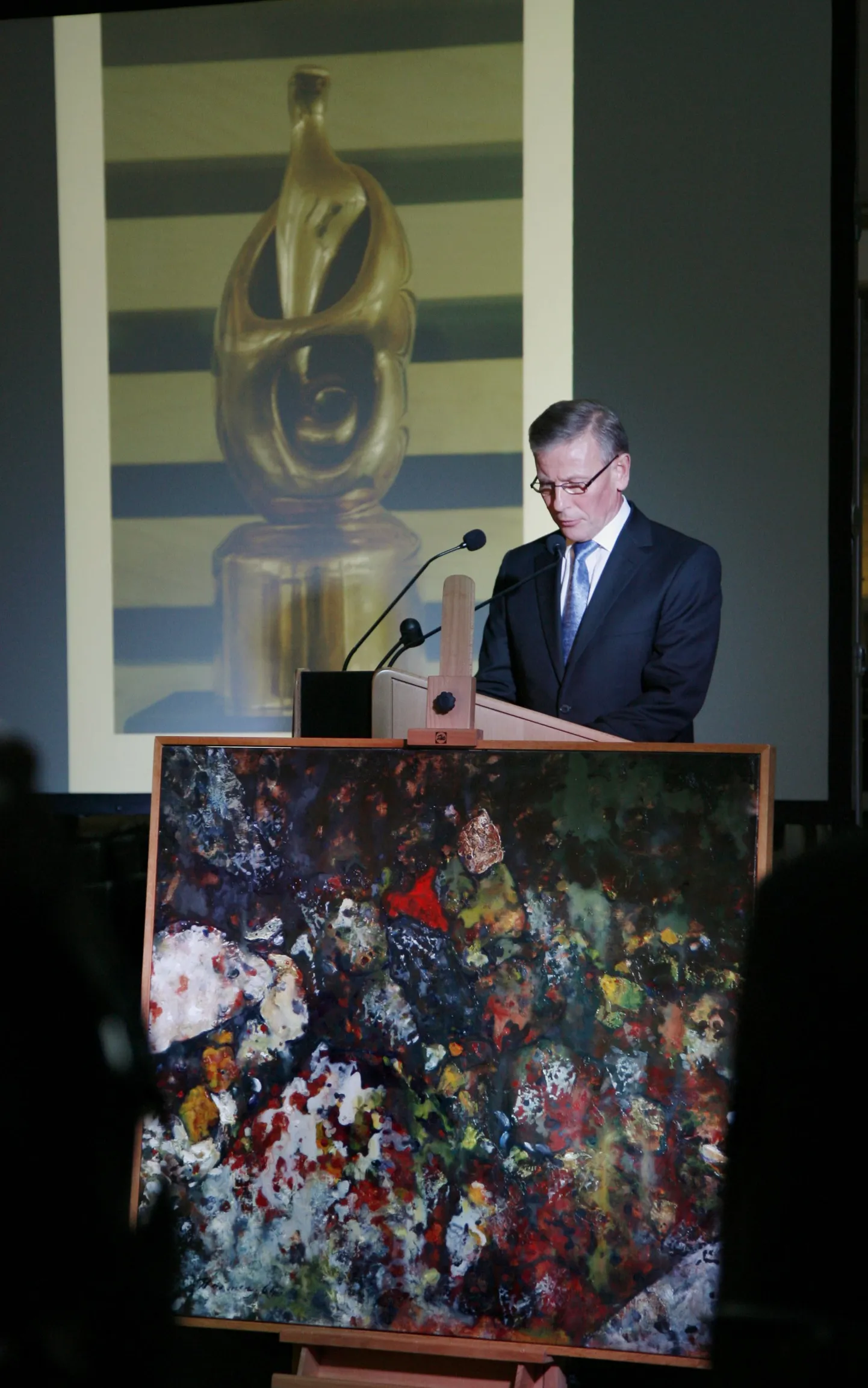 Eesti Kunstimuuseumi Kunstisõprade Selts eesotsas pildil oleva Enn Kunilaga kinkis 2008. aastal KUMU kogudesse Eerik Haameri 1964. aastal valminud maali "Mere põhi".