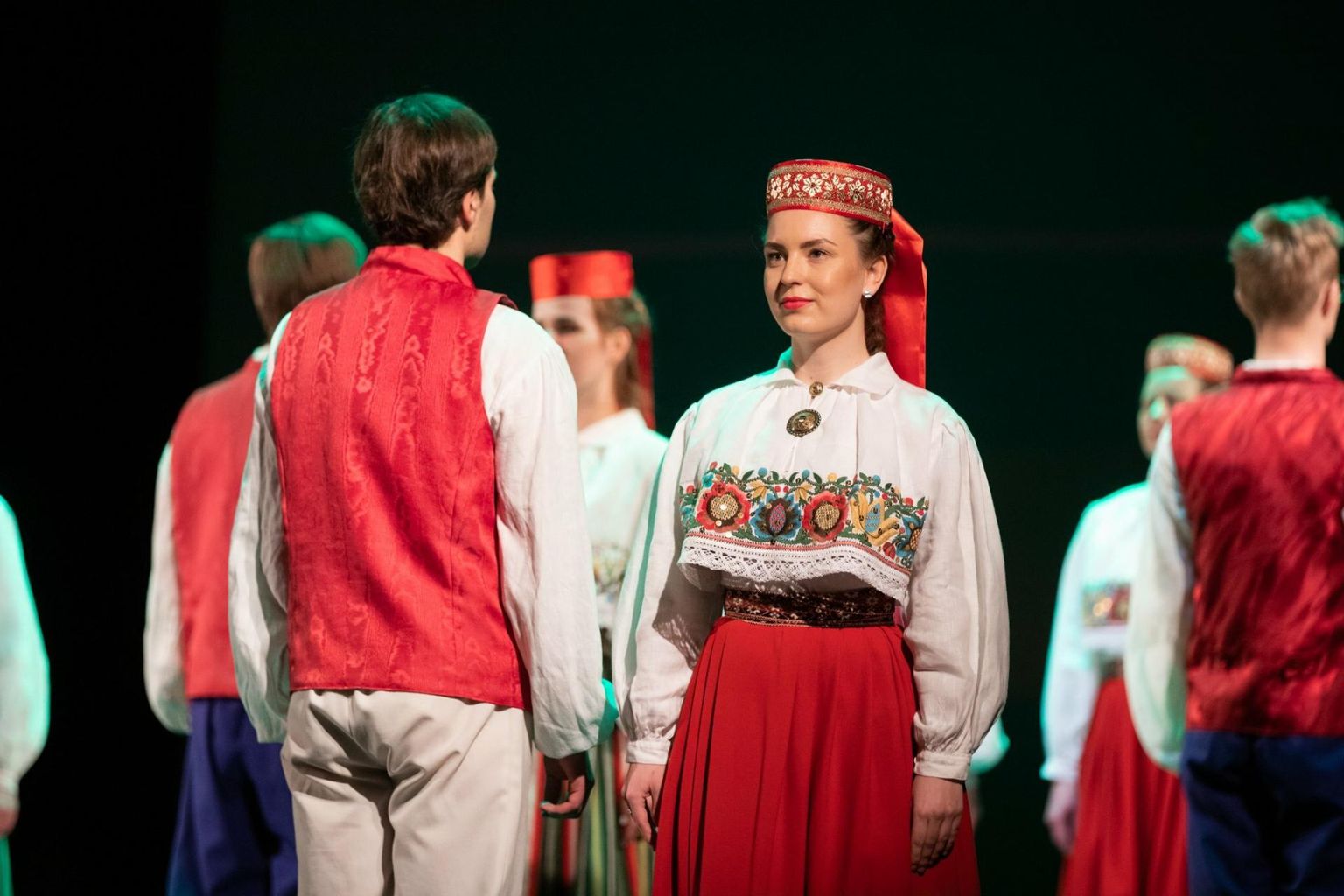 Tarvanpää esineb hõimuõhtul ühes Ungari ansambliga.